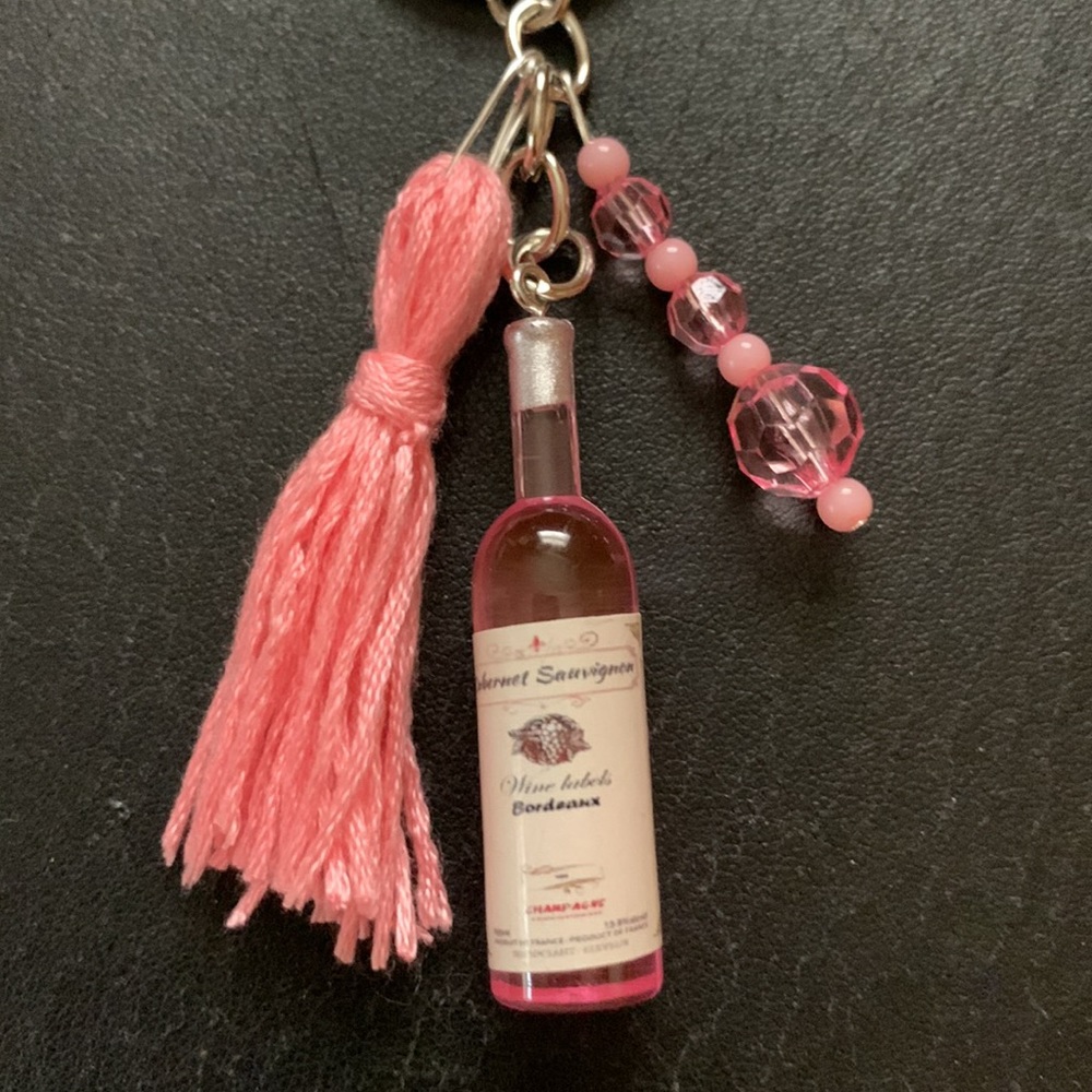❣️SOLD❣️NEW! Handmade Pink Wine Bottle Key Ring with Pink Tassle & Beaded Charm - Picture 5 of 6